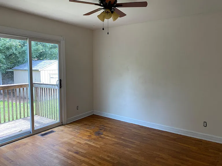 408 Henderson Dr — Photo 2