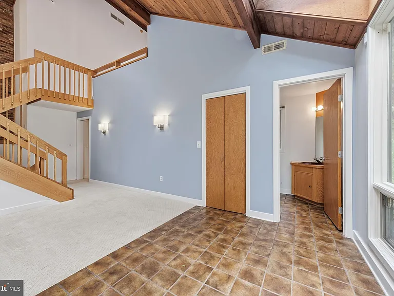 882 Coachway — Photo 2