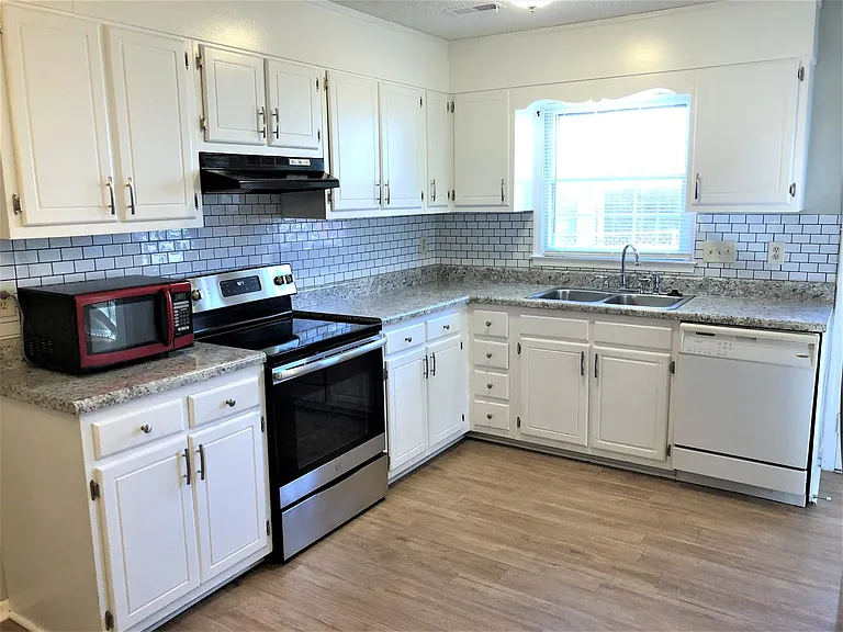 2900 Glen Hollow Rd — Photo 3