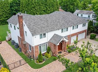 43 Oxford Blvd, Great Neck, NY 11023