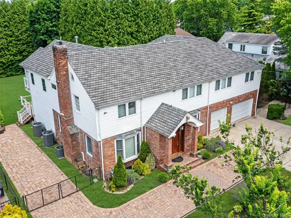 43 Oxford Boulevard, Great Neck, NY 11023