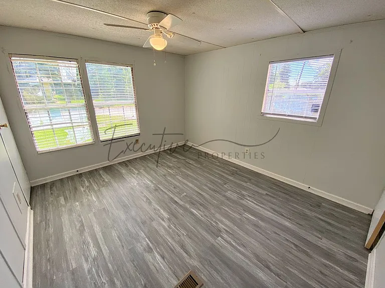 307 N Kinney Ave — Photo 8