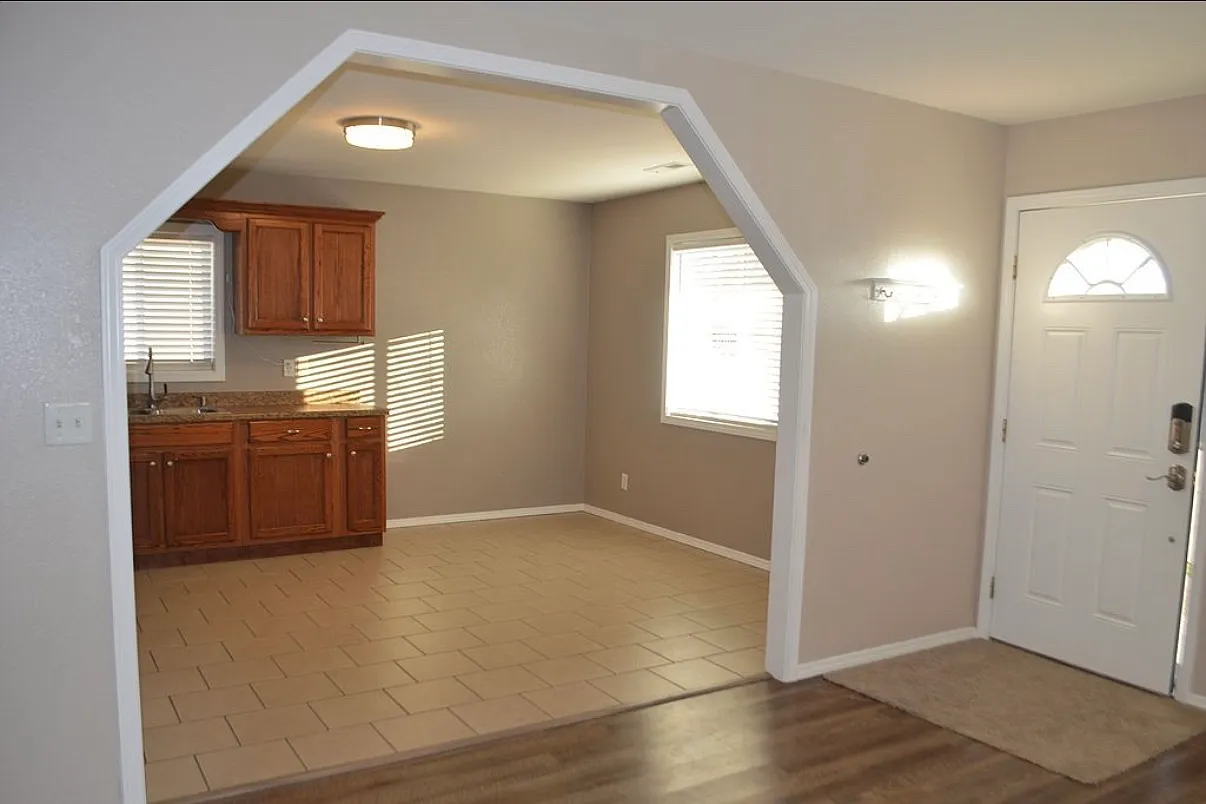 3 bed, 1200 sqft, $1,700 — Photo 2
