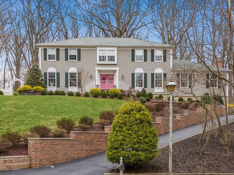 1st image of 26 Bunker Hill Dr