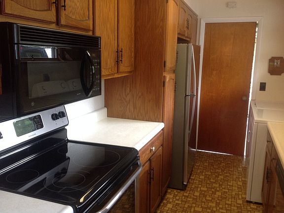 4th image of 6 Hudson River Ln