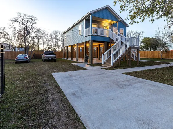 1126 3rd St, Dickinson, TX 77539