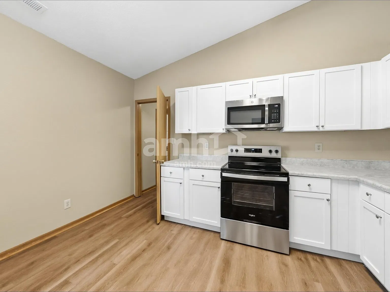 3 bed, 2.0 bath, 1102 sqft, $1,680 — Photo 4