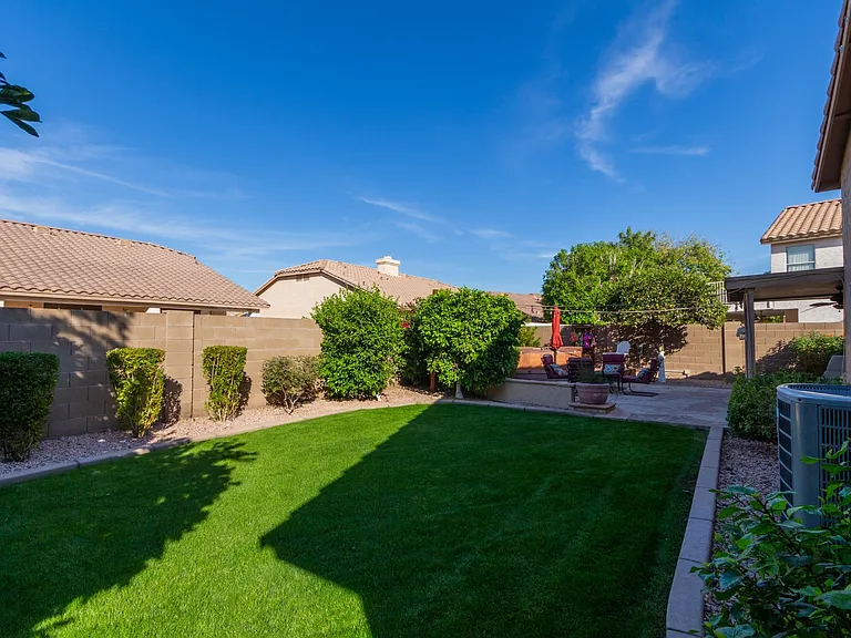 718 W Douglas Ave — Photo 17