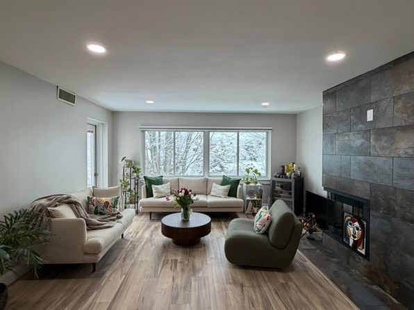 487 Place Ln