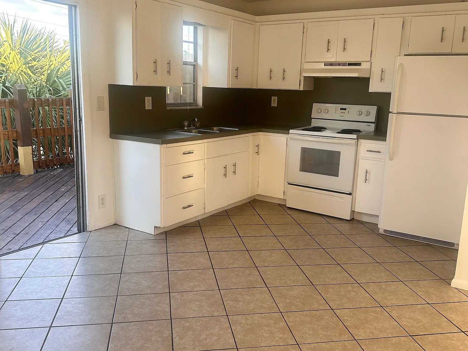 1818 NE Dixie Hwy — Photo 3