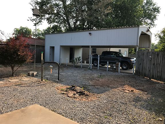 5th image of 271 Carol St