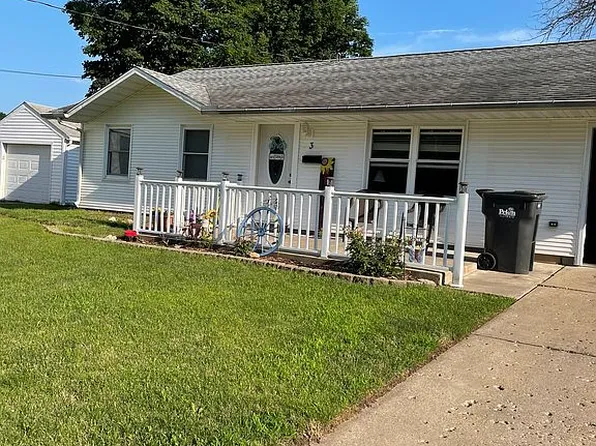 3 Pioneer Dr, Pekin, IL 61554