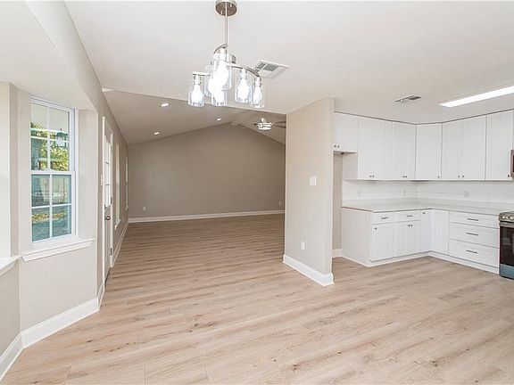 3rd image of 1604 Williamsburg Dr