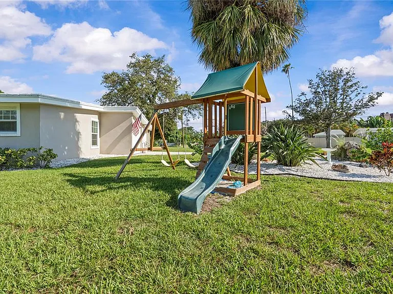 327 Sunny Ln — Photo 37