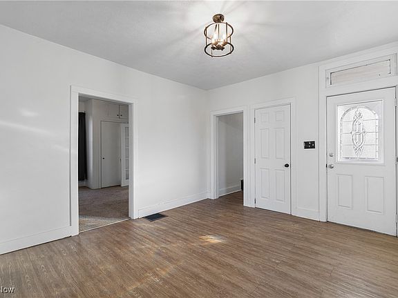 3rd image of 1021 Greenfield Ave SW
