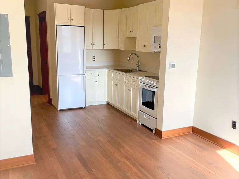 704 W Holly St — Photo 9