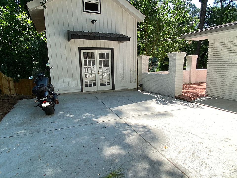 1st image of 2565 Woodacres Rd NE