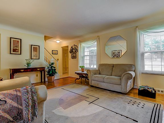 3rd image of 1980 Robinway Dr
