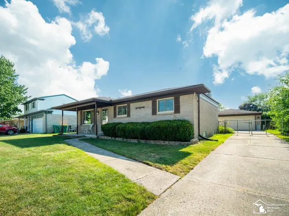 27354 Oakcrest Dr, Brownstown, MI 48183