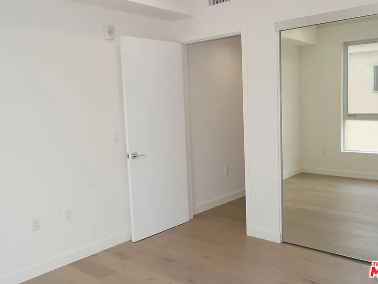 105 S Mariposa Ave #302 — Photo 12
