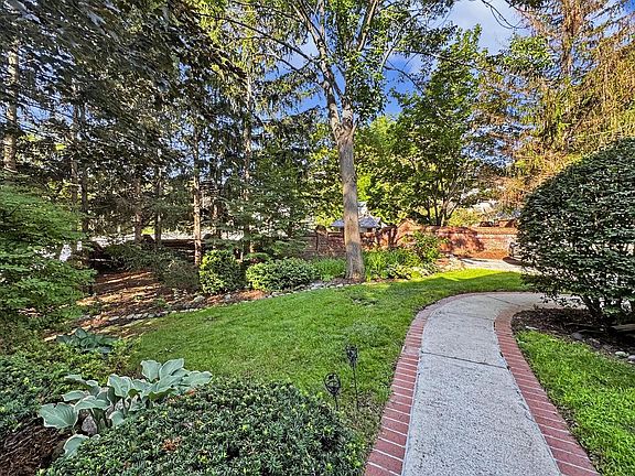 4th image of 530 Park CIRCLE