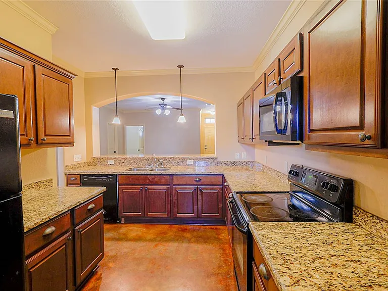 500 Deacon Dr W — Photo 3