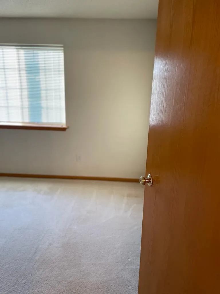 2 bed, 922 sqft, $1,200 — Photo 4