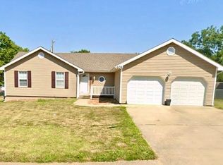 404 Oakwood St, Harrisonville, MO 64701