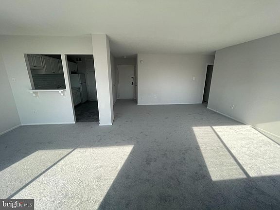 5th image of 2059 Huntington Ave APT 411