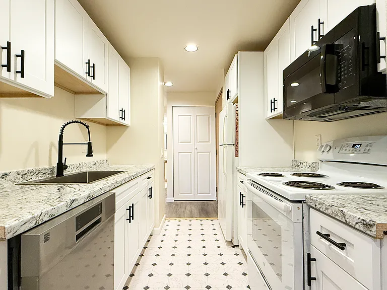 Stone Court Apartments — Photo 33