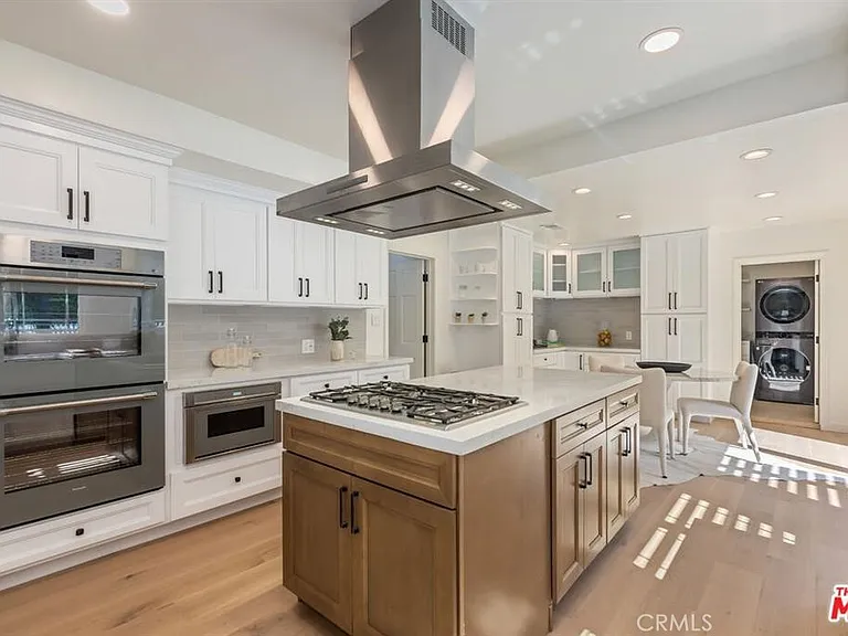 3217 Longridge Ave — Photo 2