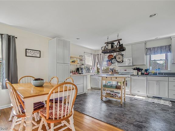 5th image of 11180 Aaron Dr