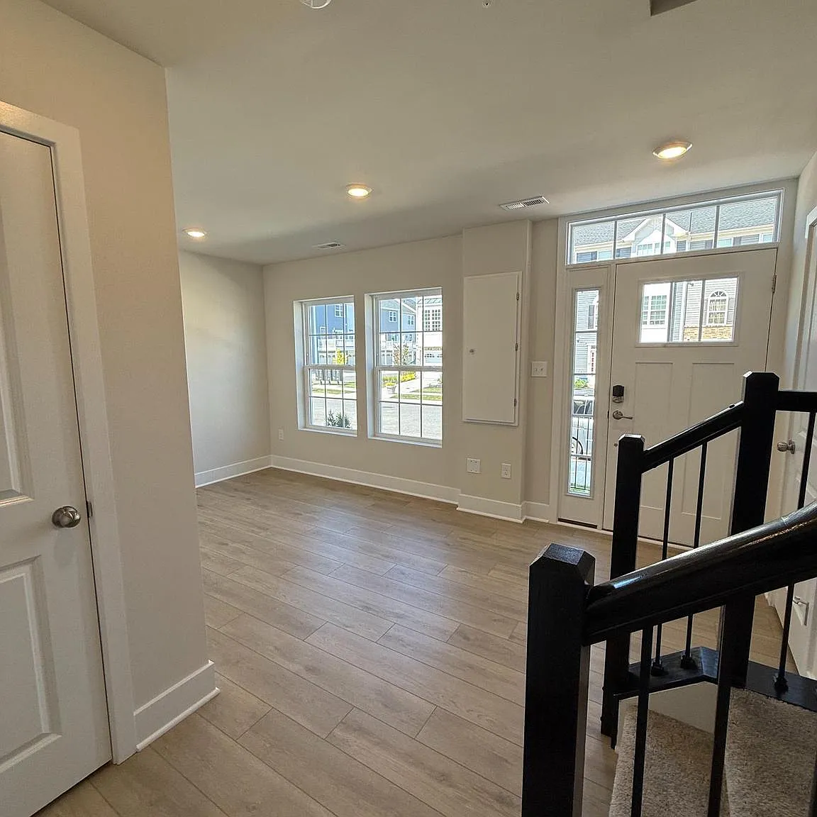 3 bed, 4.0 bath, 1688 sqft, $3,000 — Photo 3