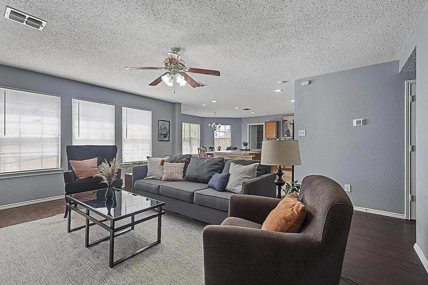 4 bed, 2.5 bath, 2524 sqft, $966 — Photo 2
