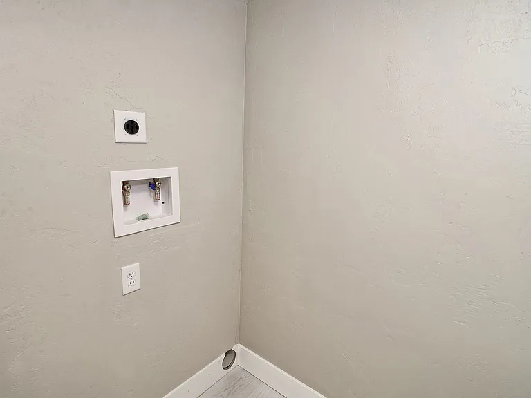 915 Grand Ave #BASEMENT — Photo 9