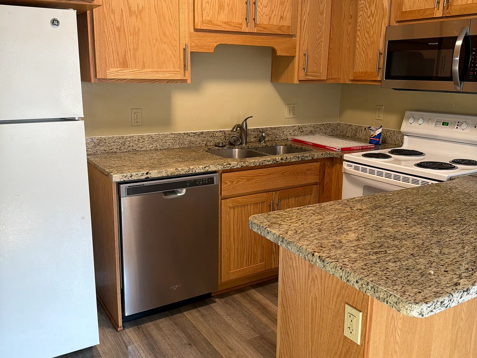 2 bed, 885 sqft, $2,050 — Photo 2