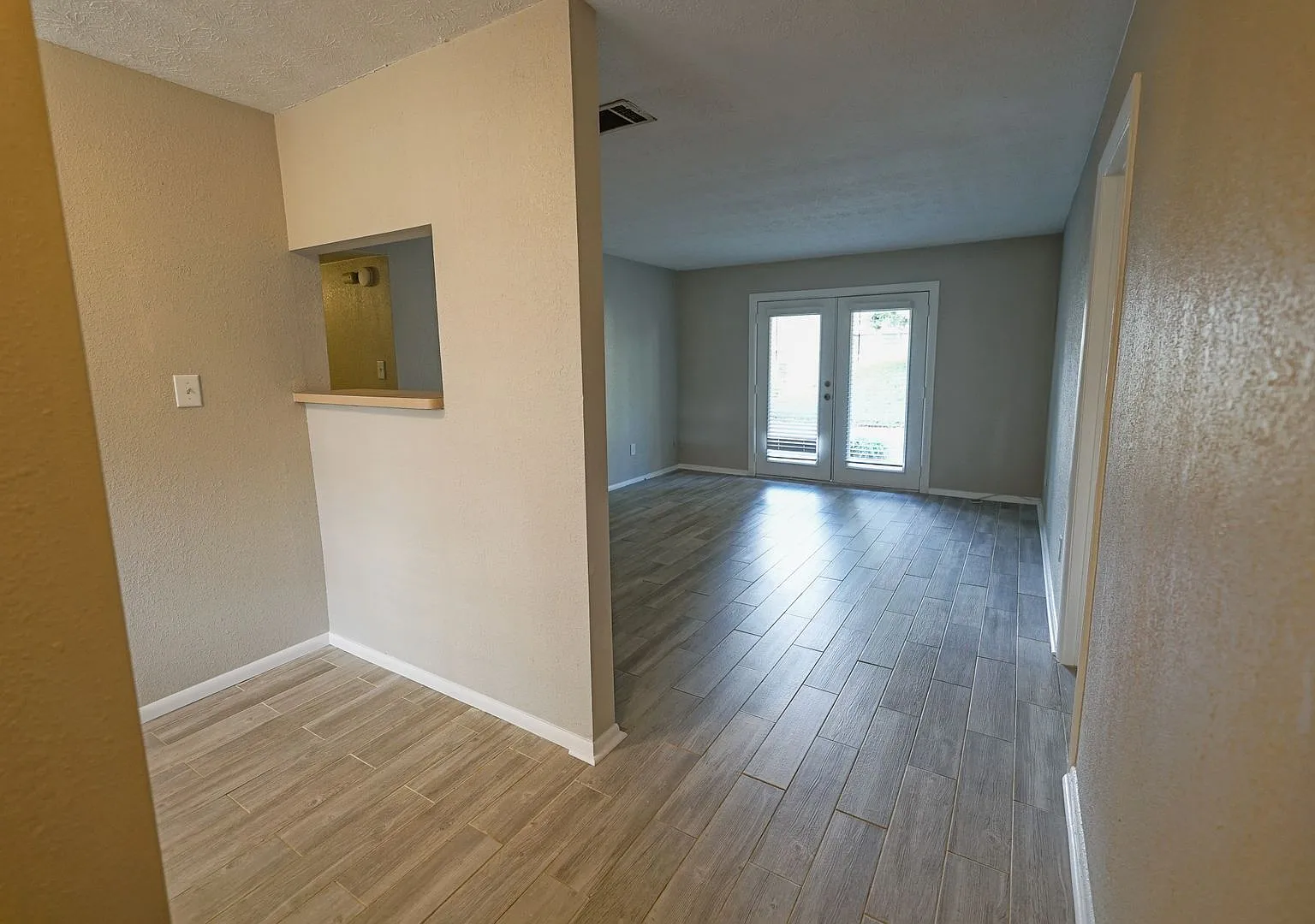 Super Cute 2 bed 2 bath property — Photo 4