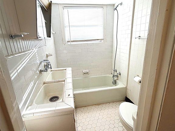 5th image of 2808 Columbia St