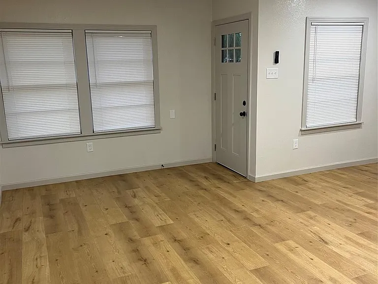 902 Alice St — Photo 5