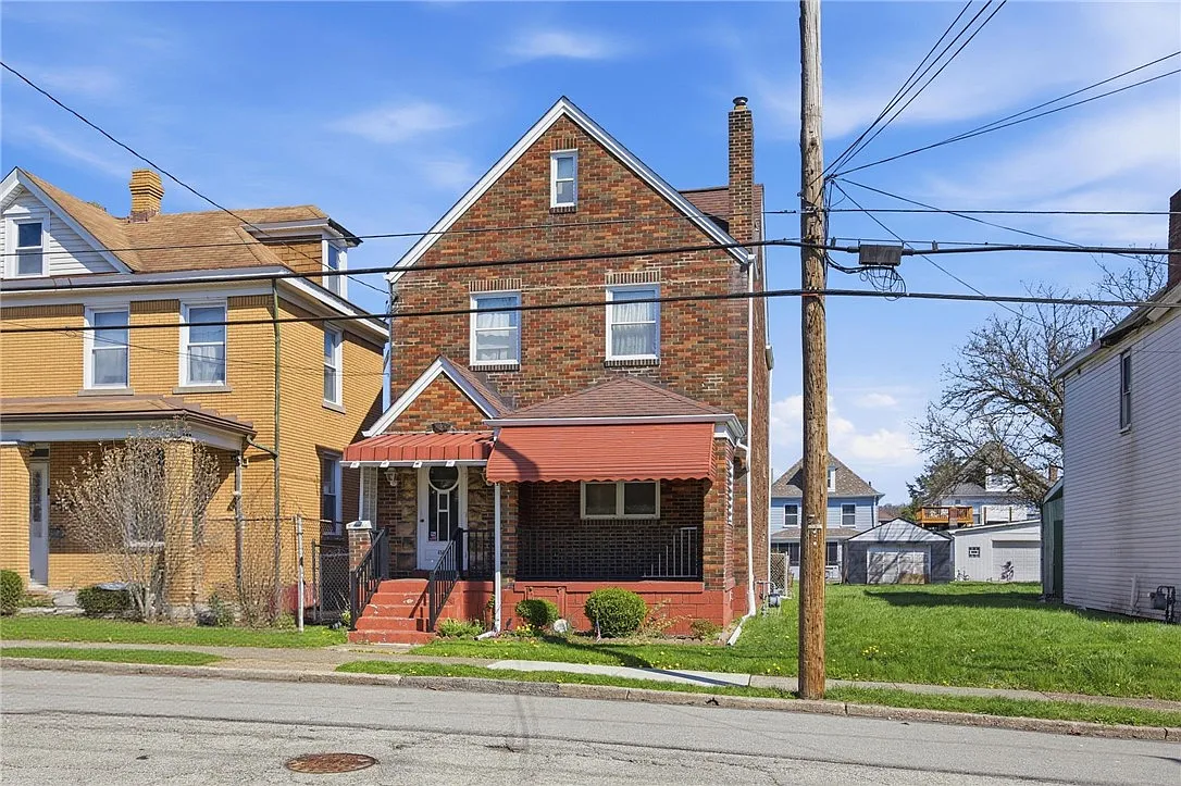 456 3rd St photo 1