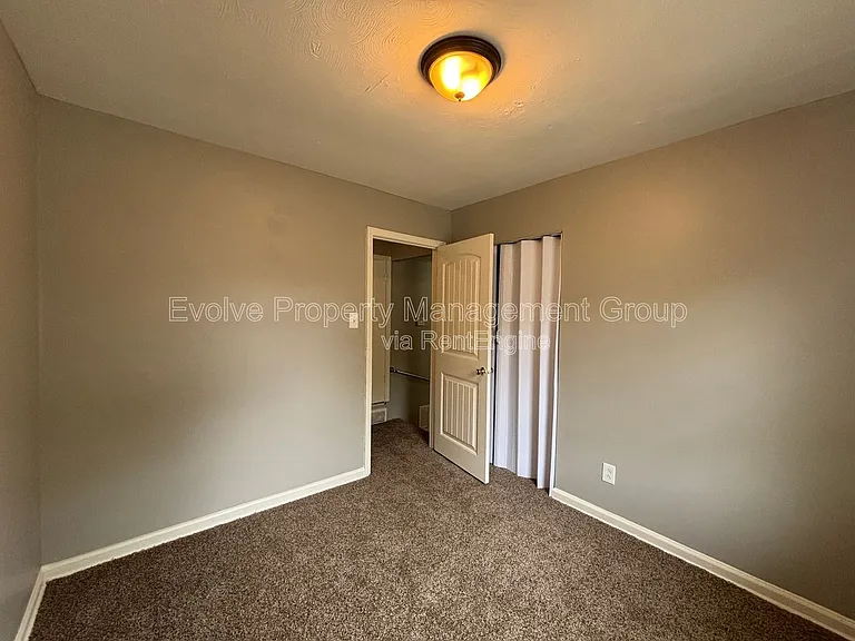 4268 Glenbrook St — Photo 12