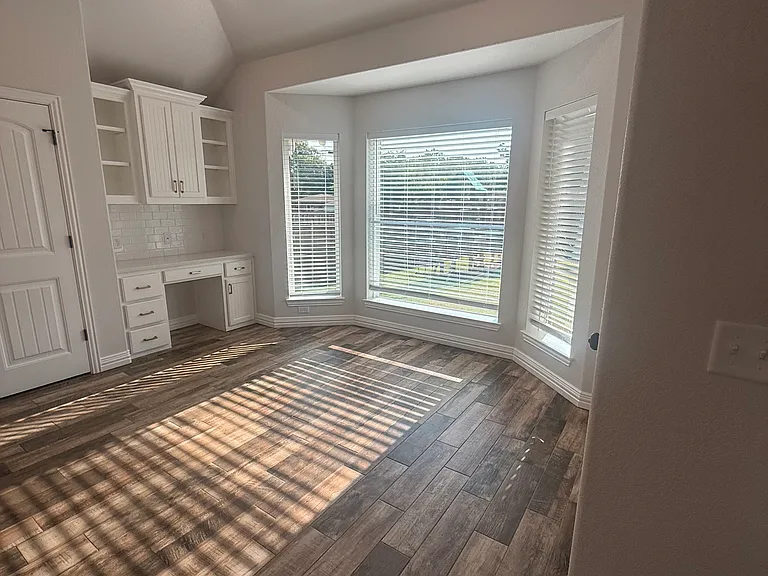 5007 Cy Young Dr — Photo 9
