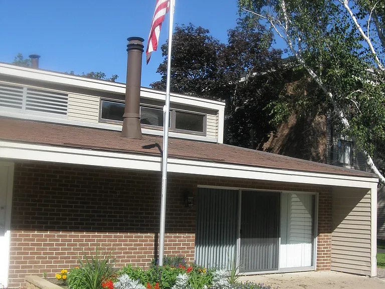 Plymouth Colony Apartments — Photo 9