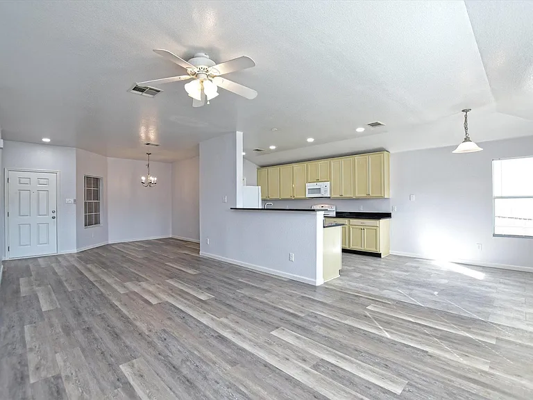 401 Bandara Woods Blvd — Photo 10