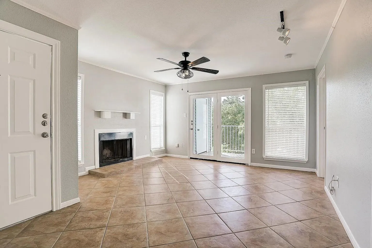 2 bed, 1.5 bath, 866 sqft, $1,350 — Photo 2