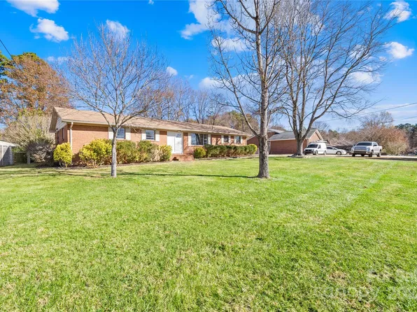 1904 Falconhurst Dr, Charlotte, NC 28216