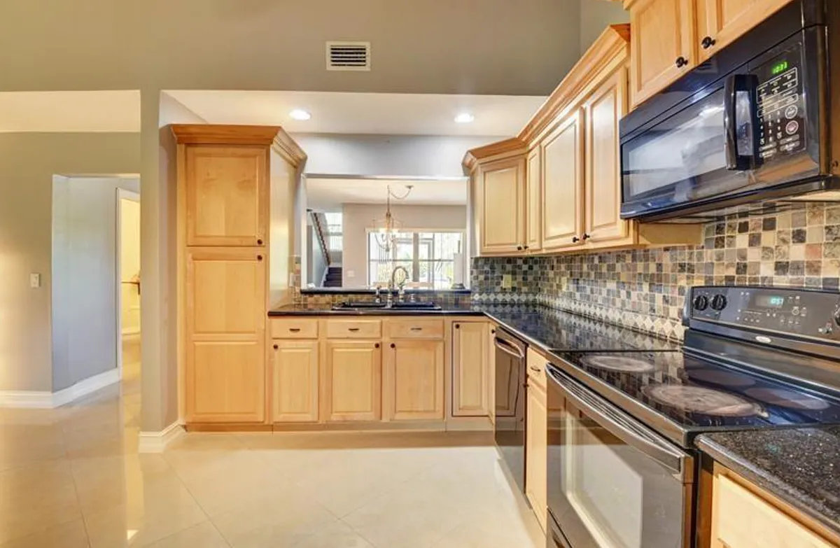 3 bed, 2.5 bath, 1587 sqft, $3,400 — Photo 2