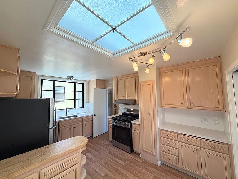955 Lawton St — Photo 10