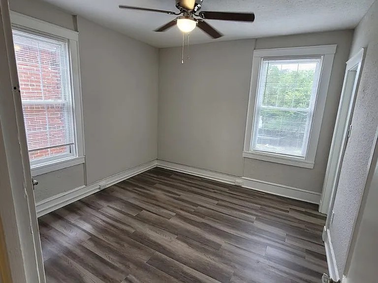 2400 Barton Ave — Photo 15