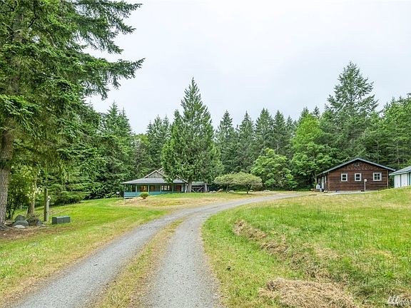 Long private drive up to property.